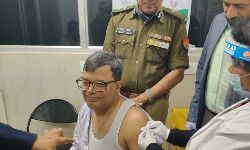 डीएम, पुलिस कमिश्नर ने लगवायी कोरोना वैक्सीन डीएम, पुलिस कमिश्नर ने लगवायी कोरोना वैक्सीन