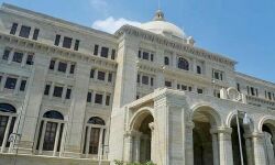 लोकभवन के सामने परिवार ने की आत्मदाह की कोशिश