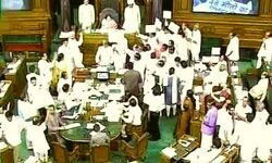 लोकसभा में हंगामे के कारण आज भी नहीं चला प्रश्नकाल लोकसभा में हंगामे के कारण आज भी नहीं चला प्रश्नकाल