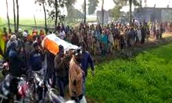 किसान की तिरंगे में लपेटकर निकाली शव यात्रा- मुकदमा दर्ज किसान की तिरंगे में लपेटकर निकाली शव यात्रा- मुकदमा दर्ज