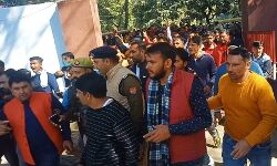 हत्यारोपी को अरेस्ट करने के लिये घेरा एसपी दफ्तर हत्यारोपी को अरेस्ट करने के लिये घेरा एसपी दफ्तर