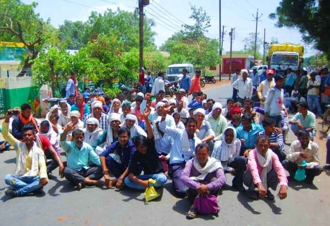 किसानों ने किया विभिन्न मार्गों पर चक्का जाम