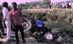 ट्रैक्टर नाले में पलटने से हुआ बड़ा हादसा ट्रैक्टर नाले में पलटने से हुआ बड़ा हादसा