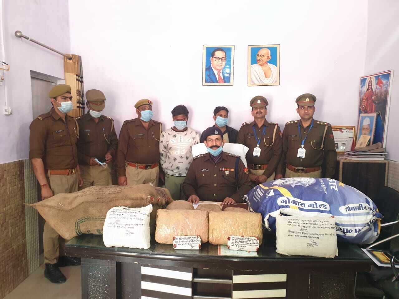 टैंकर समेत लाखों का गांजा बरामद- तस्कर गिरफ्तार टैंकर समेत लाखों का गांजा बरामद- तस्कर गिरफ्तार