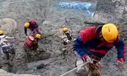 ग्लेशियर फटने से तबाही- पांच शव बरामद, 16 को टनल से बाहर निकाला ग्लेशियर फटने से तबाही- पांच शव बरामद, 16 को टनल से बाहर निकाला