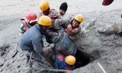 ग्लेशियर हादसा- जान हथेली पर रखकर पीड़ितों को बचाने में जुटे जवान ग्लेशियर हादसा- जान हथेली पर रखकर पीड़ितों को बचाने में जुटे जवान