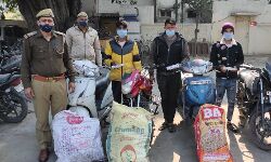 तीन वाहन चोर गिरफ्तार- नकदी समेत कई वाहन बरामद तीन वाहन चोर गिरफ्तार- नकदी समेत कई वाहन बरामद