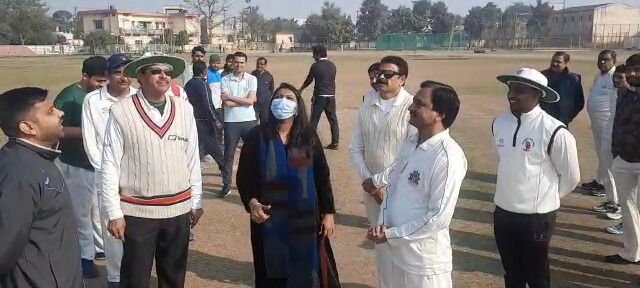 DM ने उछाला टॉस - बराबरी पर छूटा अफसर - उद्योगपतियों का क्रिकेट मैच