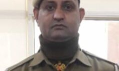 जान हथेली पर रखकर कांस्टेबल ने बचाई बुजुर्गों की जिंदगी जान हथेली पर रखकर कांस्टेबल ने बचाई बुजुर्गों की जिंदगी