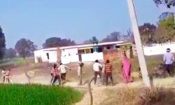 दो पक्ष भिड़े, महिला ने भी चलाई लाठी- आधा दर्जन घायल