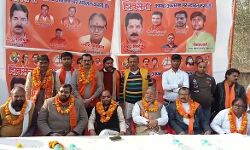 किसानों का चरणामृत भेजेंगे केन्द्रीय राज्य मंत्री के घरः अनिल सिंह किसानों का चरणामृत भेजेंगे केन्द्रीय राज्य मंत्री के घरः अनिल सिंह