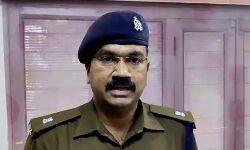 जानवर की तरह युवक की पिटाई करने वाला पुलिसकर्मी निलंबित जानवर की तरह युवक की पिटाई करने वाला पुलिसकर्मी निलंबित