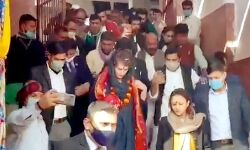 प्रियंका गांधी ने थामी रुद्राक्ष की माला-किए मां शाकुम्भरी के दर्शन प्रियंका गांधी ने थामी रुद्राक्ष की माला-किए मां शाकुम्भरी के दर्शन