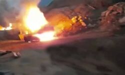 नक्सलियों ने गाड़ियों में लगाई आग नक्सलियों ने गाड़ियों में लगाई आग