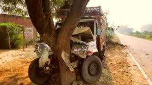 वाहन पेड़ से टकराने से बड़ा हादसा