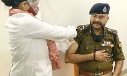 कोरोना योद्धा ने लगवाया वैक्सीन का टीका, एडीजी हुए कोरोना से लड़ाई को तैयार कोरोना योद्धा ने लगवाया वैक्सीन का टीका, एडीजी हुए कोरोना से लड़ाई को तैयार