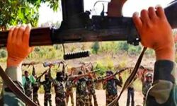 तीन इनामी सहित 13 नक्सलियों ने आत्म समर्पण किया