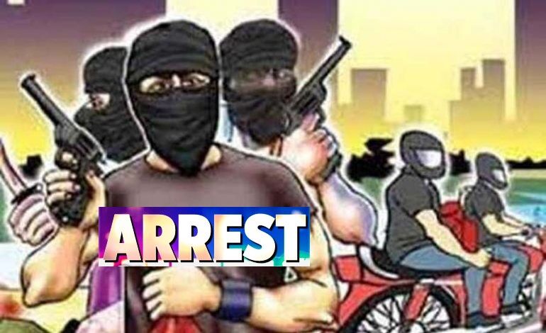 पांच सड़क लुटेरे हथियार के साथ गिरफ्तार