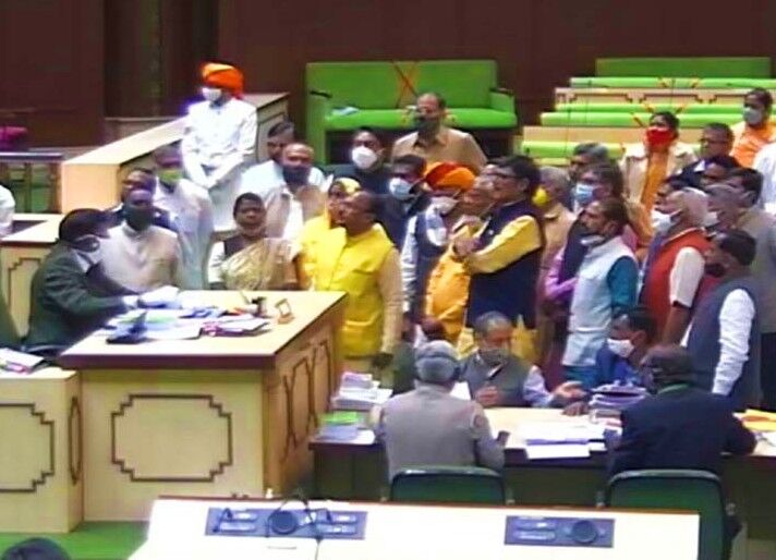 भाजपा विधायकों के हंगामे के चलते सदन की कार्यवाही स्थगित भाजपा विधायकों के हंगामे के चलते सदन की कार्यवाही स्थगित