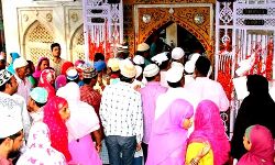 खुला जन्नती दरवाजा- अकीदतमंदों की भीड़ लगी पंक्तिबद्ध