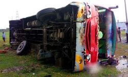 डबल डेकर बस पलटने से बड़ा हादसा