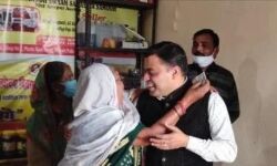 वृद्धाश्रम में बुजुर्ग महिला ने DM को लगाया गले वृद्धाश्रम में बुजुर्ग महिला ने DM को लगाया गले