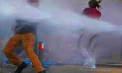 पुलिस ने प्रदर्शनकारियों पर आंसू गैस के गोले दागे पुलिस ने प्रदर्शनकारियों पर आंसू गैस के गोले दागे