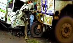 वाहनों की टक्कर से हुई भीषण सड़क दुर्घटना, 14 लोगों की मौत वाहनों की टक्कर से हुई भीषण सड़क दुर्घटना, 14 लोगों की मौत