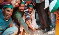 भाकियू ने पुलवामा में हुए शहीद सैनिकों की याद में निकाला कैंडल मार्च