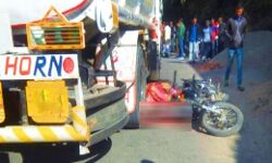 टैंकर की टक्कर से युवक की मौत, भीड़ ने किया पथराव टैंकर की टक्कर से युवक की मौत, भीड़ ने किया पथराव