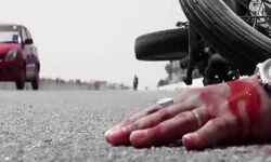 तेज रफ्तार बाइक ट्रक से टकराई- 3 मरे तेज रफ्तार बाइक ट्रक से टकराई- 3 मरे