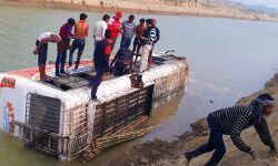 बड़ा हादसा- यात्रियों से भरी बस नहर में गिरी- 37 की मौत