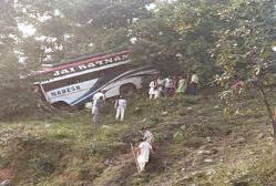 यात्री बस के पलटने से एक की मौत, दस घायल