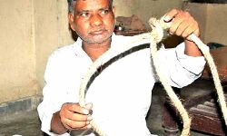 फंदा तैयारः हत्यारिन शबनम को फांसी पर लटकायेगा पवन जल्लाद फंदा तैयारः हत्यारिन शबनम को फांसी पर लटकायेगा पवन जल्लाद