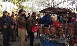 SP ने अचानक रुकवाई गाड़ी- घायलों को भिजवाया अस्पताल SP ने अचानक रुकवाई गाड़ी- घायलों को भिजवाया अस्पताल