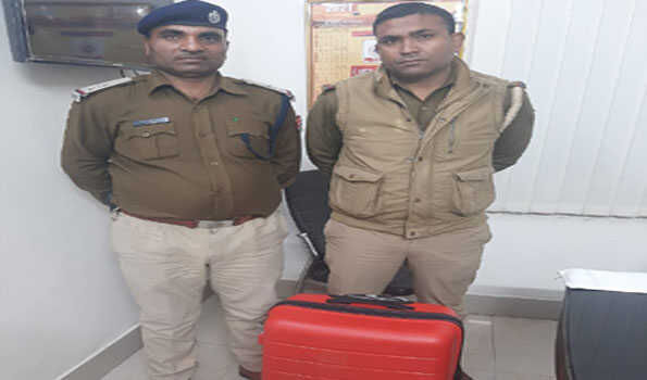ट्रेन में लावारिस मिला नोटों से भरा बैग ट्रेन में लावारिस मिला नोटों से भरा बैग
