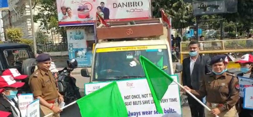 पुलिस उपायुक्त यातायात ने प्रचार वाहन को किया रवाना पुलिस उपायुक्त यातायात ने प्रचार वाहन को किया रवाना
