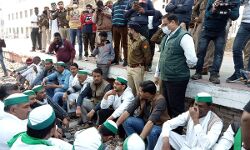 आंदोलन- रेलवे स्टेशन पर पुलिस का पहरा- किसानों की नारेबाजी आंदोलन- रेलवे स्टेशन पर पुलिस का पहरा- किसानों की नारेबाजी