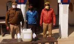 छापेमारी कर तीन को किया अरेस्ट
