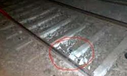 रेल पटरी पर बम बरामद