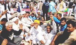 किसान आंदोलन-पुलिस के कही धक्का मुक्की, कही हुक्का गुडगुडा रहे किसान