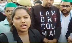 रेल रोको आंदोलन- अचानक मंच पर चढ़ी युवती- आंखों में आ गये आंसू