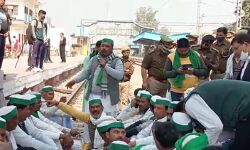 न रेल आयी, न यात्री- नागरिकों का मिला साईलेंट समर्थन- बांटे केले