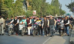 बढ़ी पेट्रोल-डीजल की कीमतें- वाहनों को घसीटकर जताया आक्रोश बढ़ी पेट्रोल-डीजल की कीमतें- वाहनों को घसीटकर जताया आक्रोश