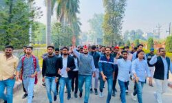 गुरू-शिष्य परम्परा कलंकितः छात्रा से की अश्लील वार्ता- छात्रों ने किया प्रदर्शन