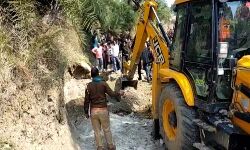 मिट्टी का टीला धसने से दो महिलाओं समेत तीन की मृत्यु मिट्टी का टीला धसने से दो महिलाओं समेत तीन की मृत्यु