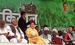 किसान महापंचायत-भा गया प्रियंका का शुद्ध देसी लिबास और अभिवादन