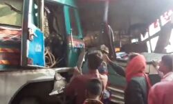 सड़क हादसा- बस और ट्रक की जोरदार टक्कर सड़क हादसा- बस और ट्रक की जोरदार टक्कर