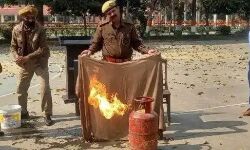 धूं-धूं कर जला सिलेन्डर,फायरकर्मियों ने बुझाई आग धूं-धूं कर जला सिलेन्डर,फायरकर्मियों ने बुझाई आग