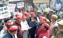 महंगाई के साइड इफेक्ट-सिर पर रखा सिलेंडर, पैदल खींची बाईक